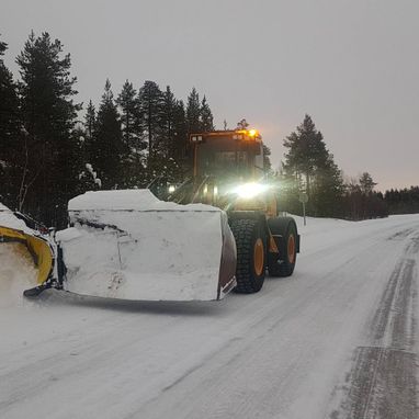 Jannen ja Karin Kuljetus Oy tekee lumen aurausta