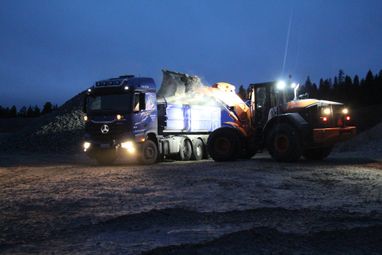 Jannen ja Karin Kuljetus Oy tekee maansiirtoa