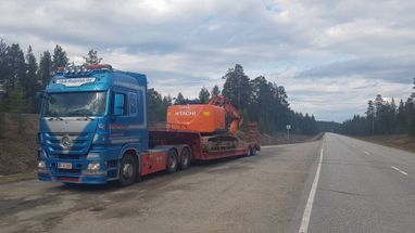 Jannen ja Karin Kuljetus Oy:n rekka ja kaivinkone