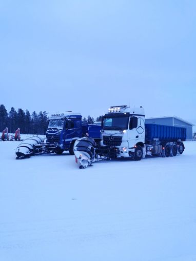 Jannen ja Karin Kuljetus Oy:n lumenaurauskalustoa
