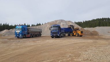 Jannen ja Karin Kuljetus Oy:n kalustoa